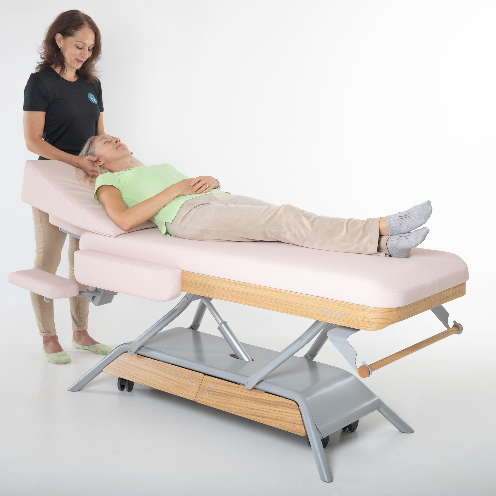 Roosa Oak Line massaažilaud helehalli raamiga.